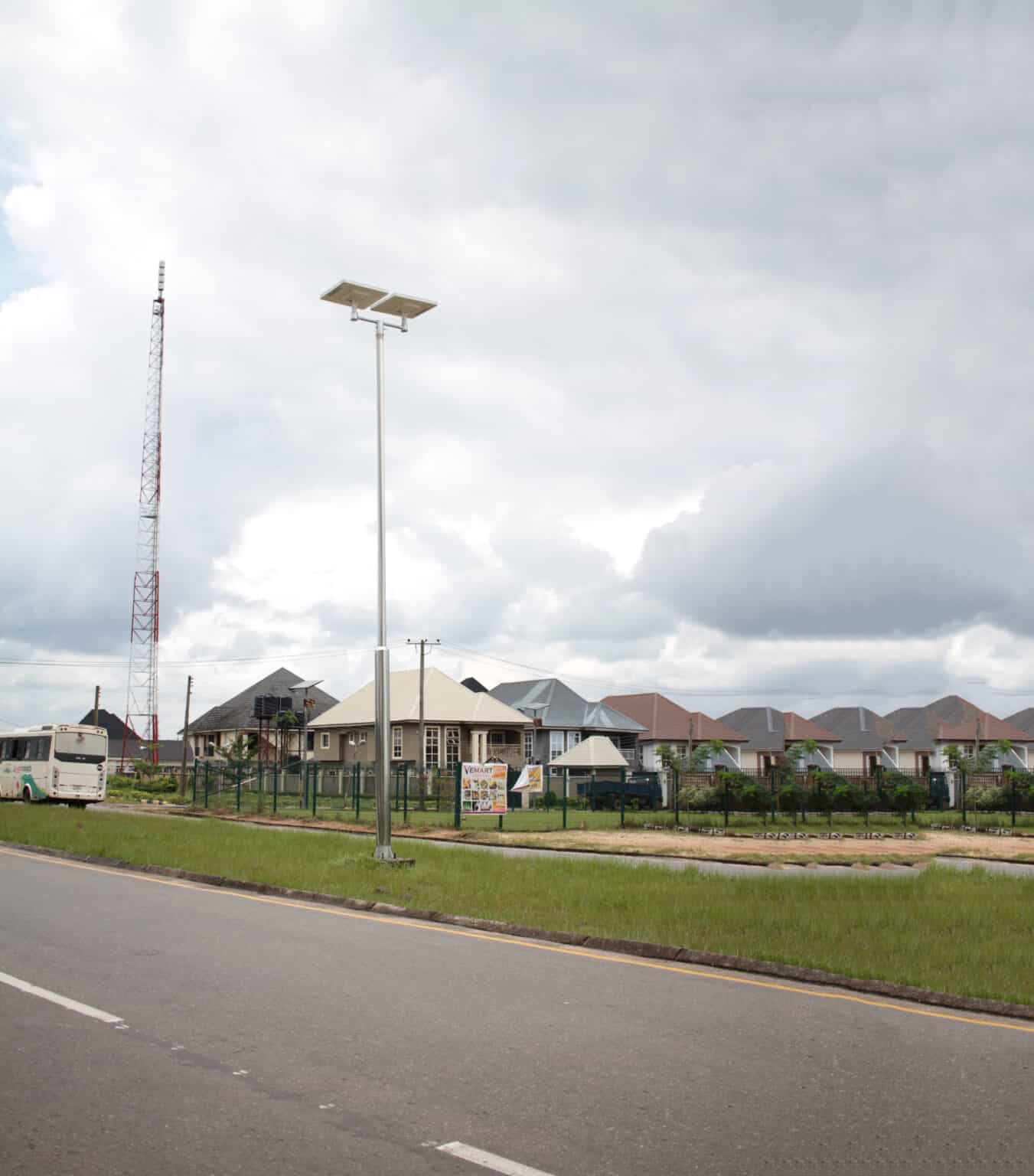 Solution d'éclairage solaire sur une route au Nigéria