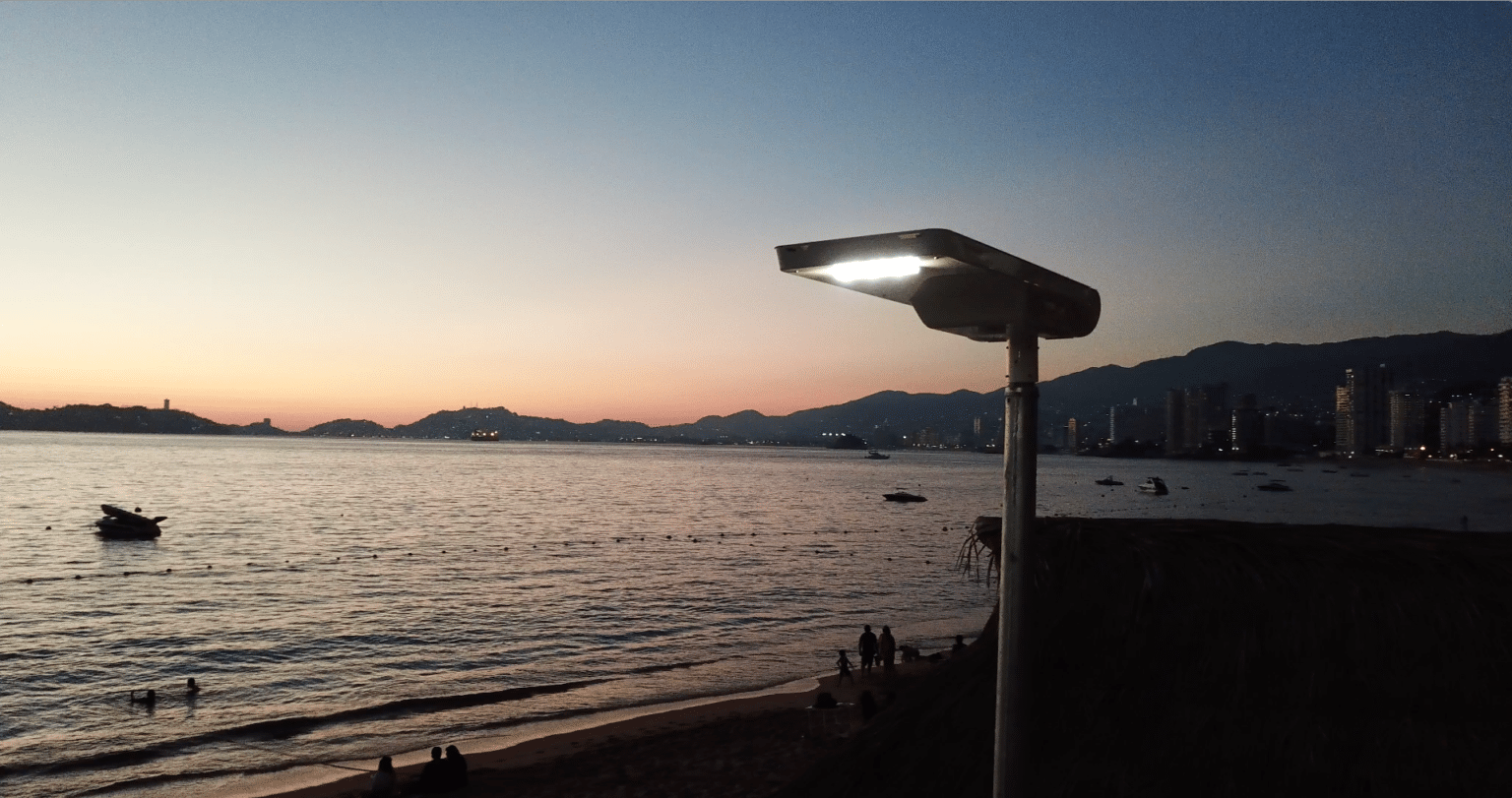 Eclairage solaire de la baie d'Acapulco au Mexique