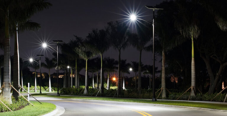 Éclairage public solaire dans les zones cycloniques à Longboat Key, Floride