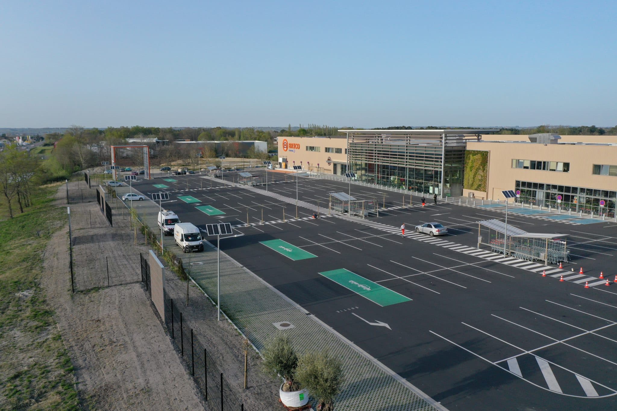 Eclairage solaire d'un parking E.Leclerc à Langon en France