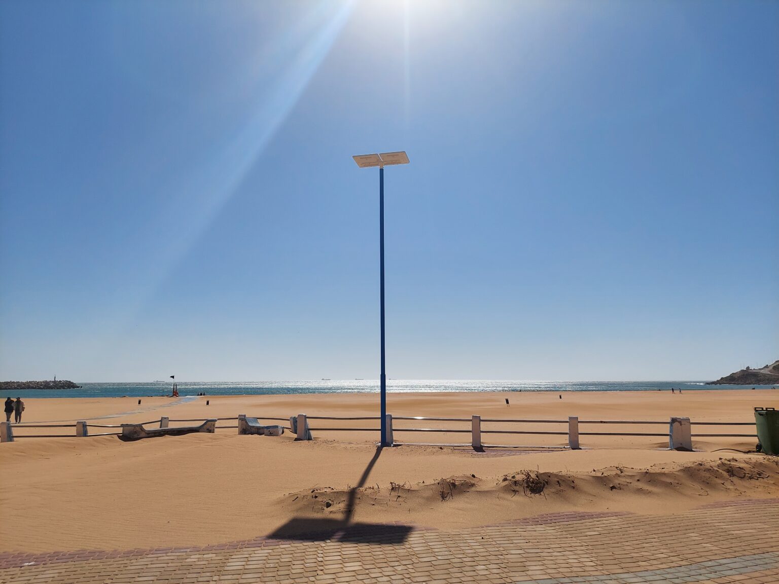 Lampadaire public solaire en bord de mer à Safi au Maroc