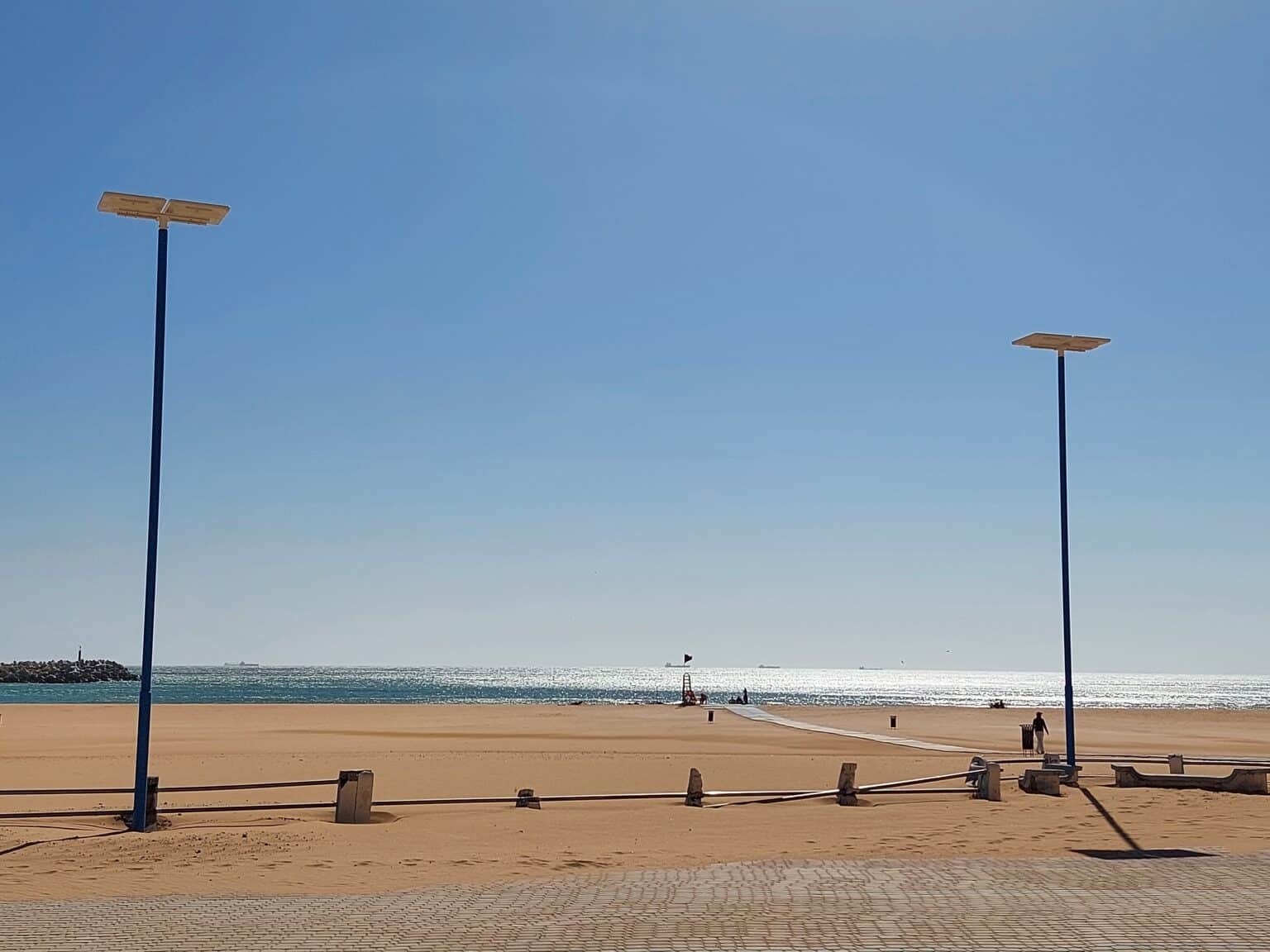 Lampadaire public solaire en bord de mer à Safi au Maroc