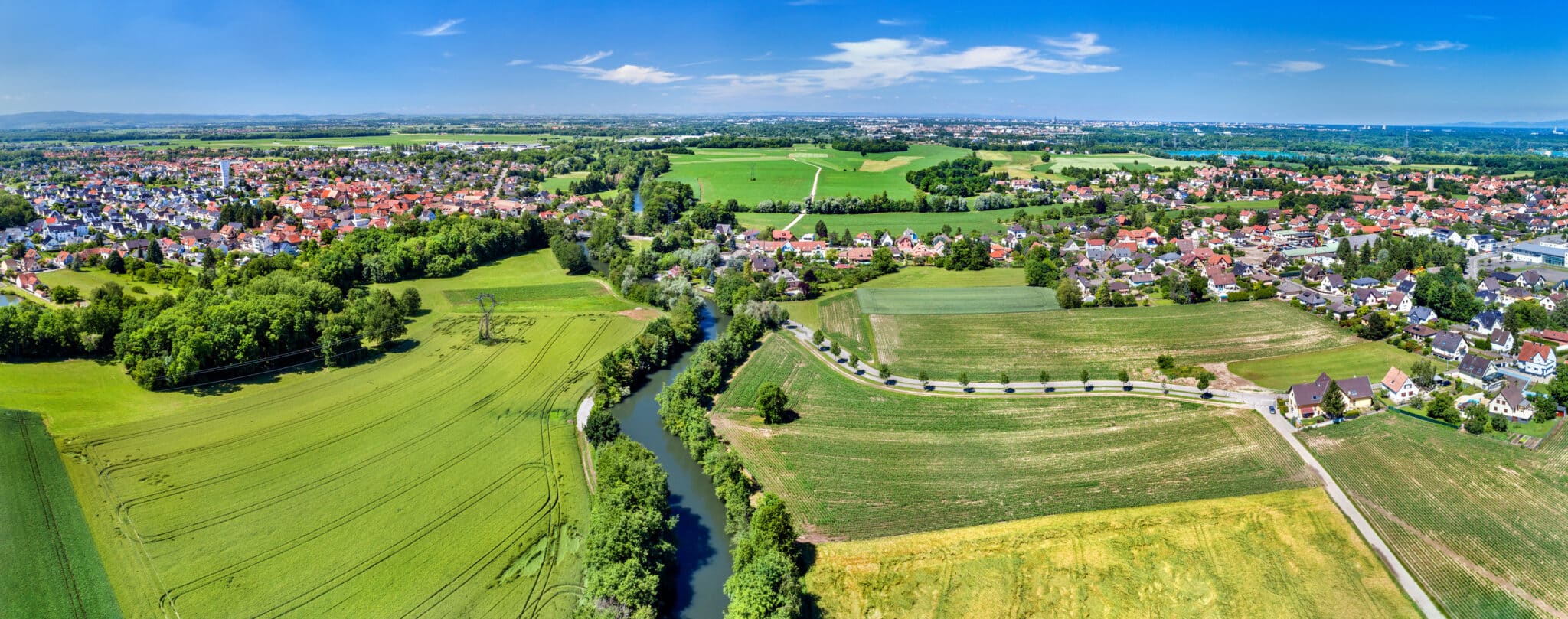 Vue aérienne d'une ville de campagne avec des champs et une rivière