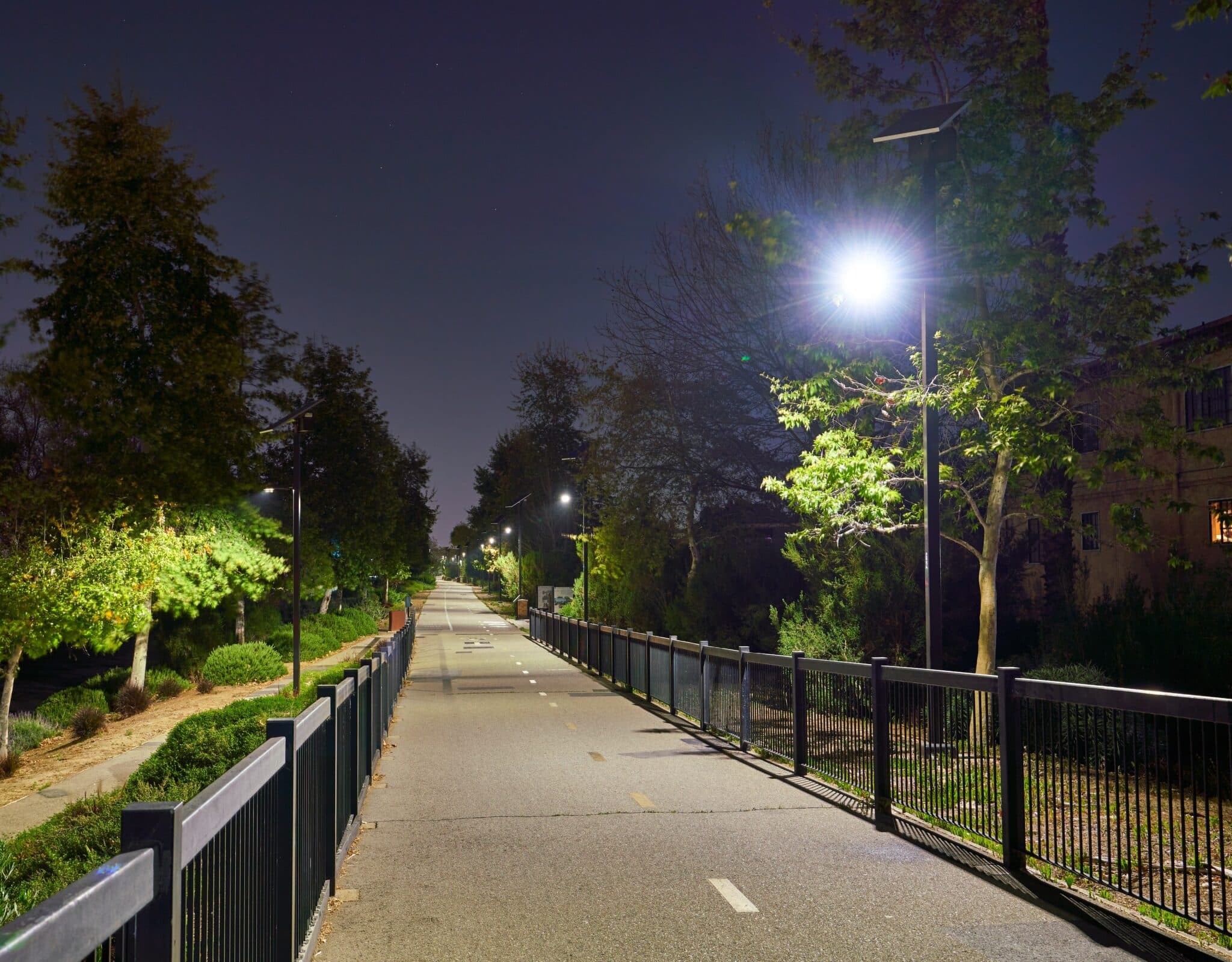 Eclairage d'une piste cyclable avec des lampadaires solaires à Greenway Whittier