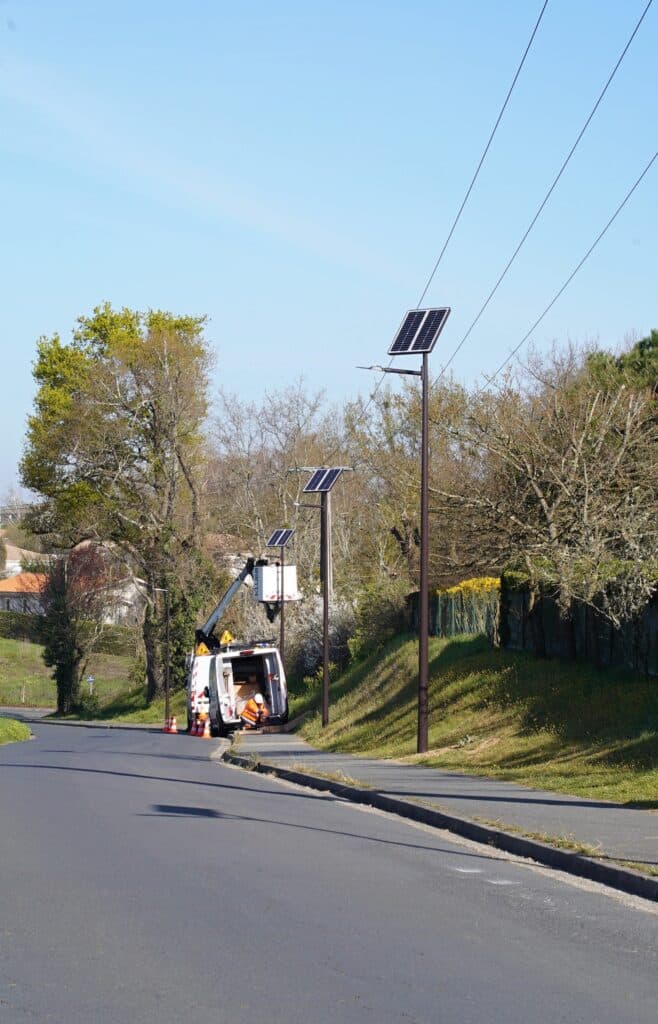 Installation des lampadaires solaires avenue Cajus à Saint-Loubès pour éclairer la route