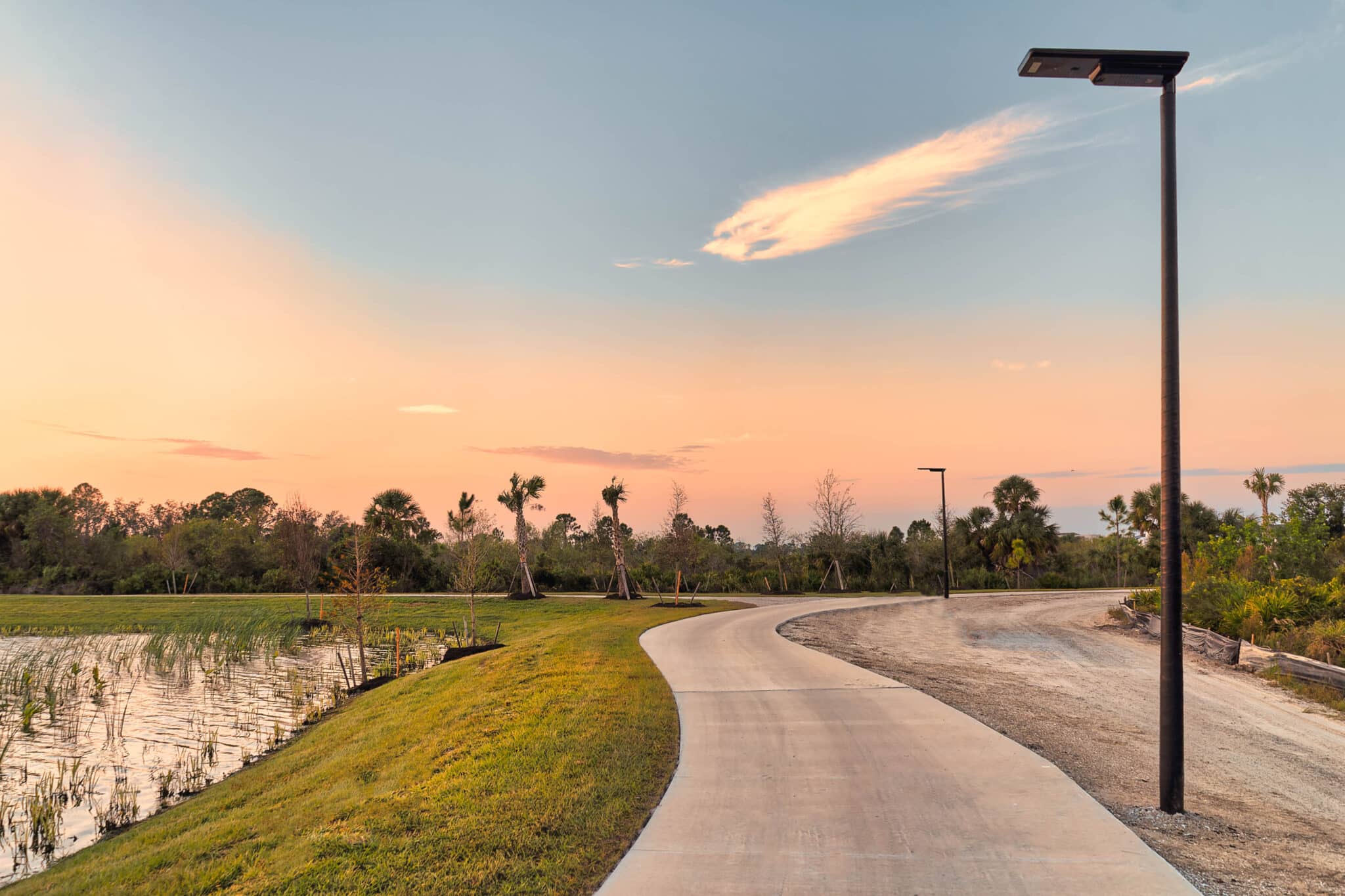 Eclairage solaire chemin bord de lac The Palms