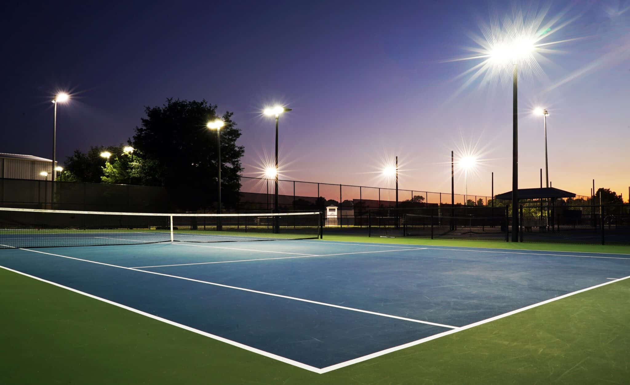 Eclairage d'un terrain de tenis à Sarasota avec des lampadaires solaires