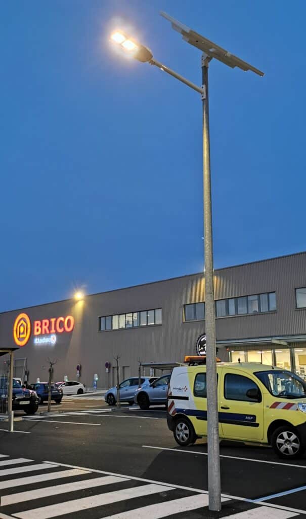 Eclairage solaire d'un parking commercial Leclerc à Langon