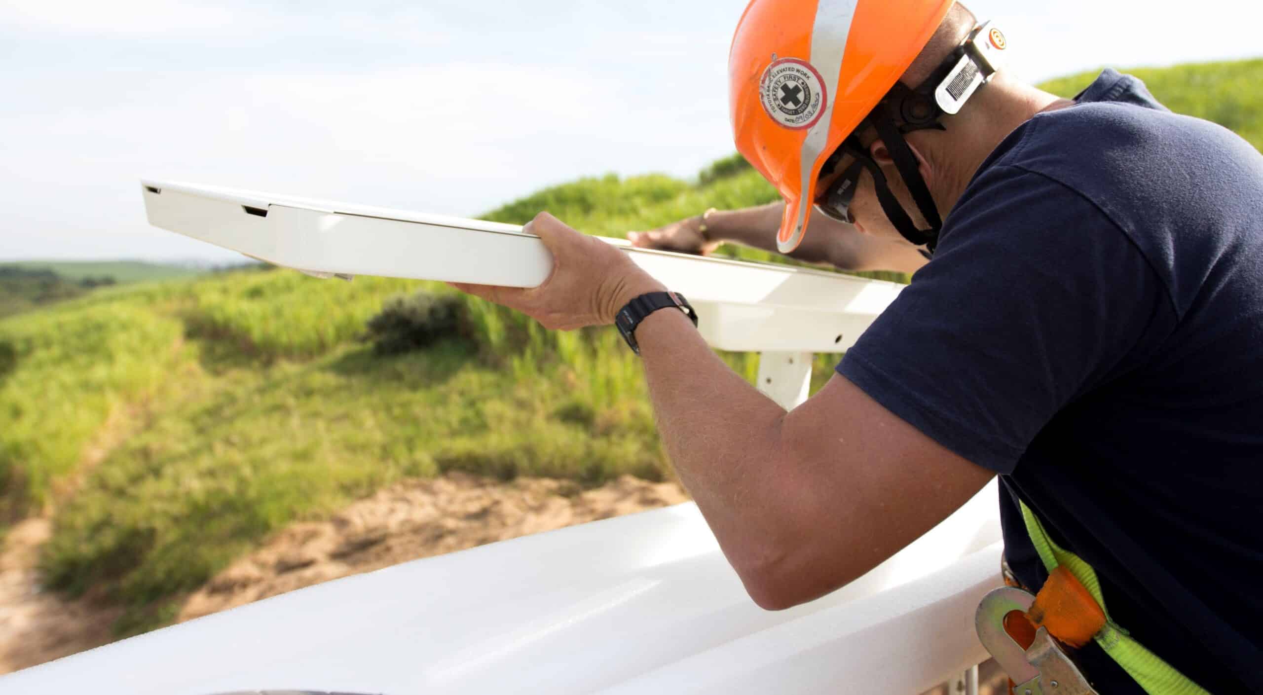 Installateur qui pose un panneau solaire iSSL+