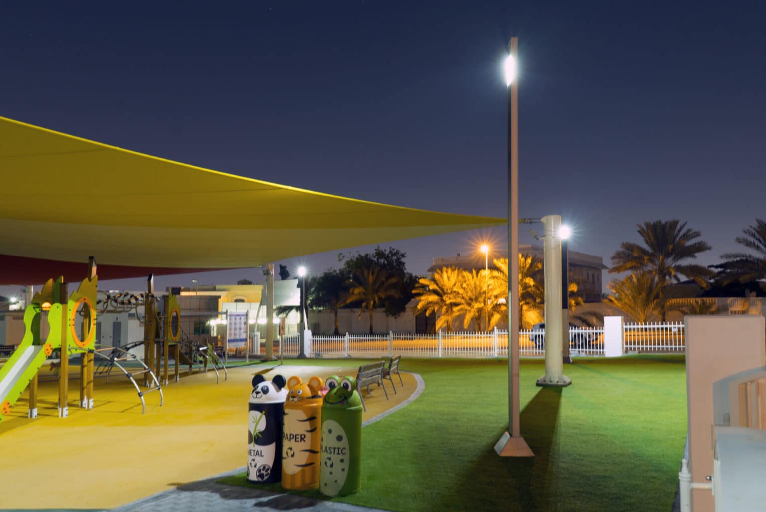 Eclairage d'un parc enfant à Dubai avec des lampadaires solaires
