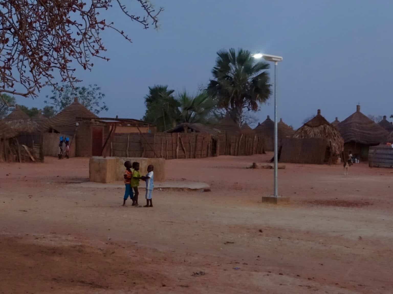 Installation de lampadaire solaire en zone rural au Togo