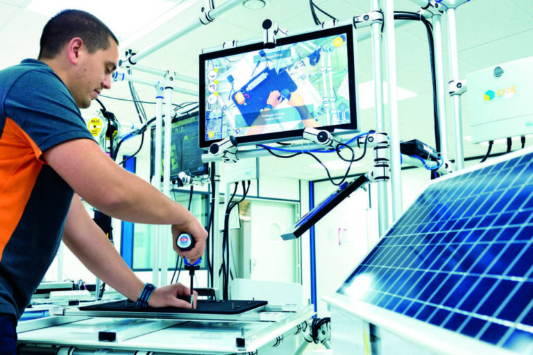 Chaine de production et montage de panneaux solaires