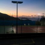 Eclairage solaire autonome pour un terrain de tennis à Saint-Barthélémy