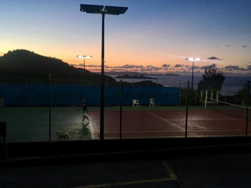 Eclairage solaire autonome pour un terrain de tennis à Saint-Barthélémy