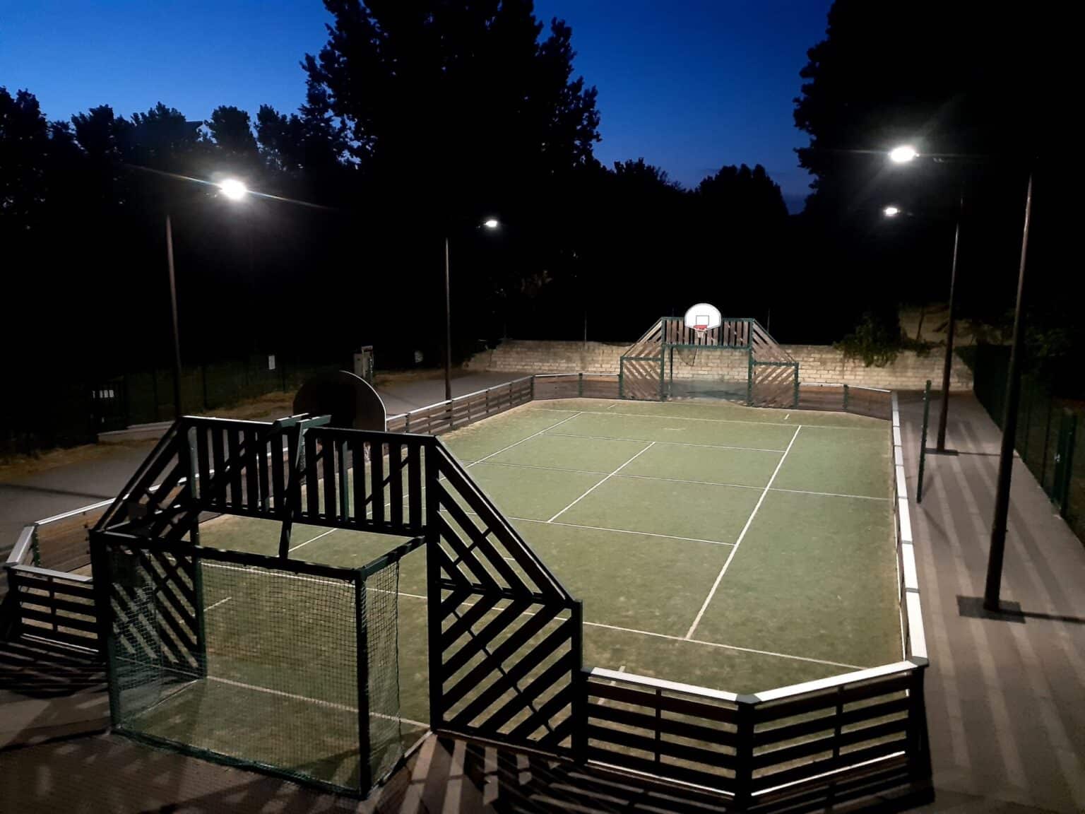 Eclairage solaire pour terrain de basket à Sorgues, France
