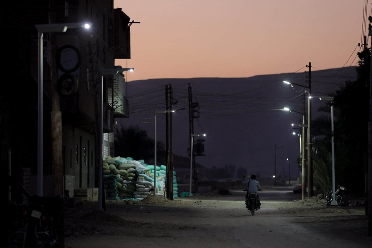 Eclairage public dans une zone rurale, ville d'Habaisha, Egypte