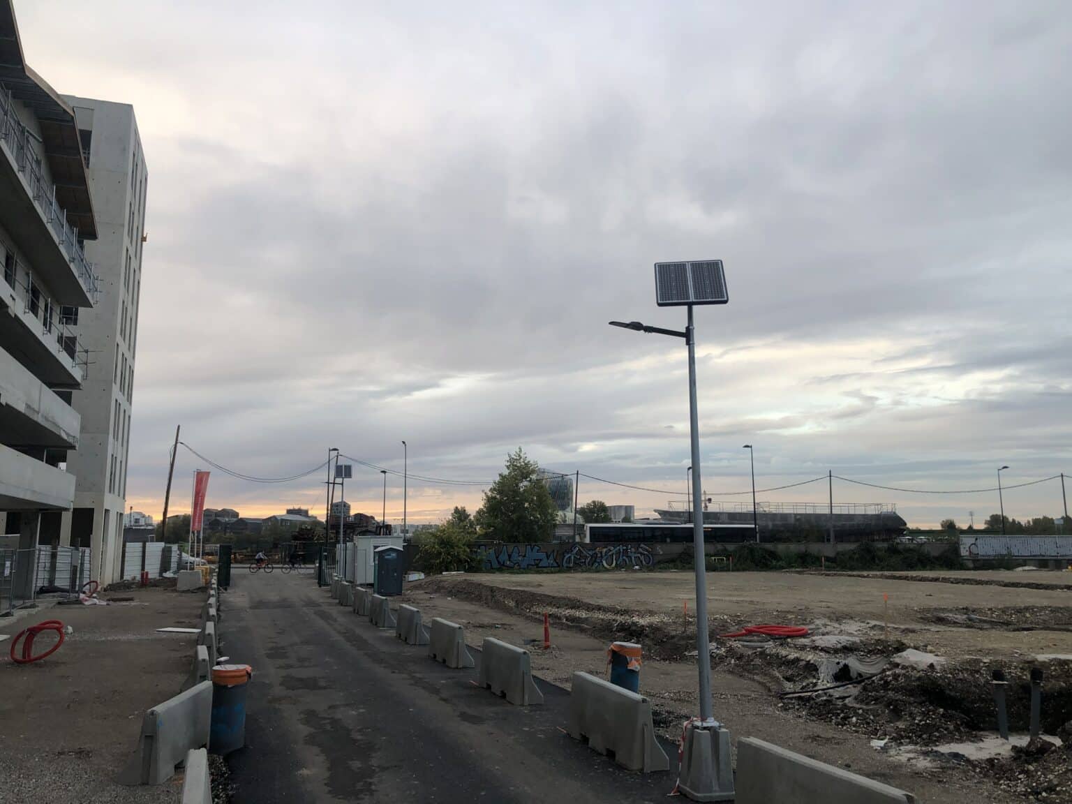 Un éclairage solaire intelligent pour un chantier de construction à Bordeaux
