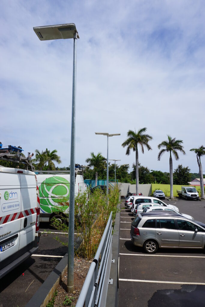 Autre vue lampadaire solaire Sunna Design iSSL+ pour parking à Mayotte, France