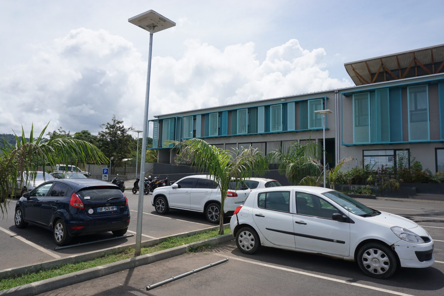 Lampadaire solaire Sunna DEsign gamme iSSL pour parking entrperise locale EDM à Mayotte