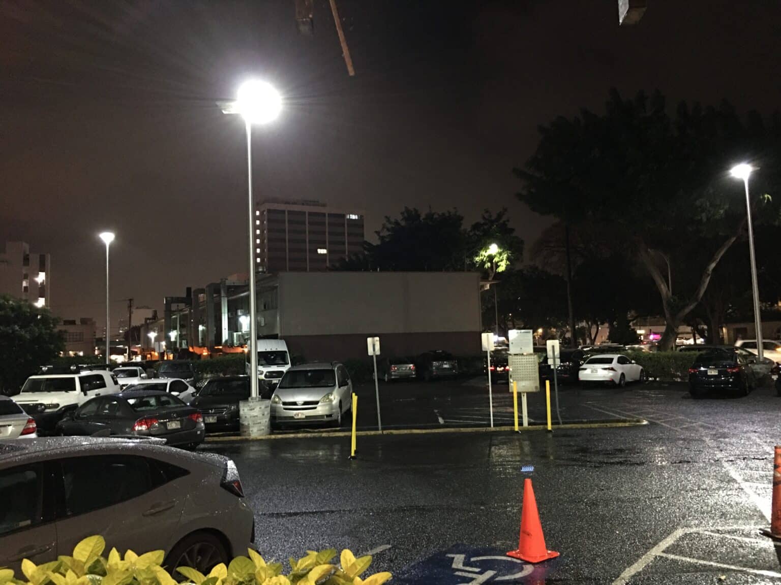 Eclairage solaire urbain d'un parking à Honolulu, Hawai
