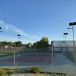 Eclairage solaire pour un terrain de tennis à Beauvoir-sur-Niort, France