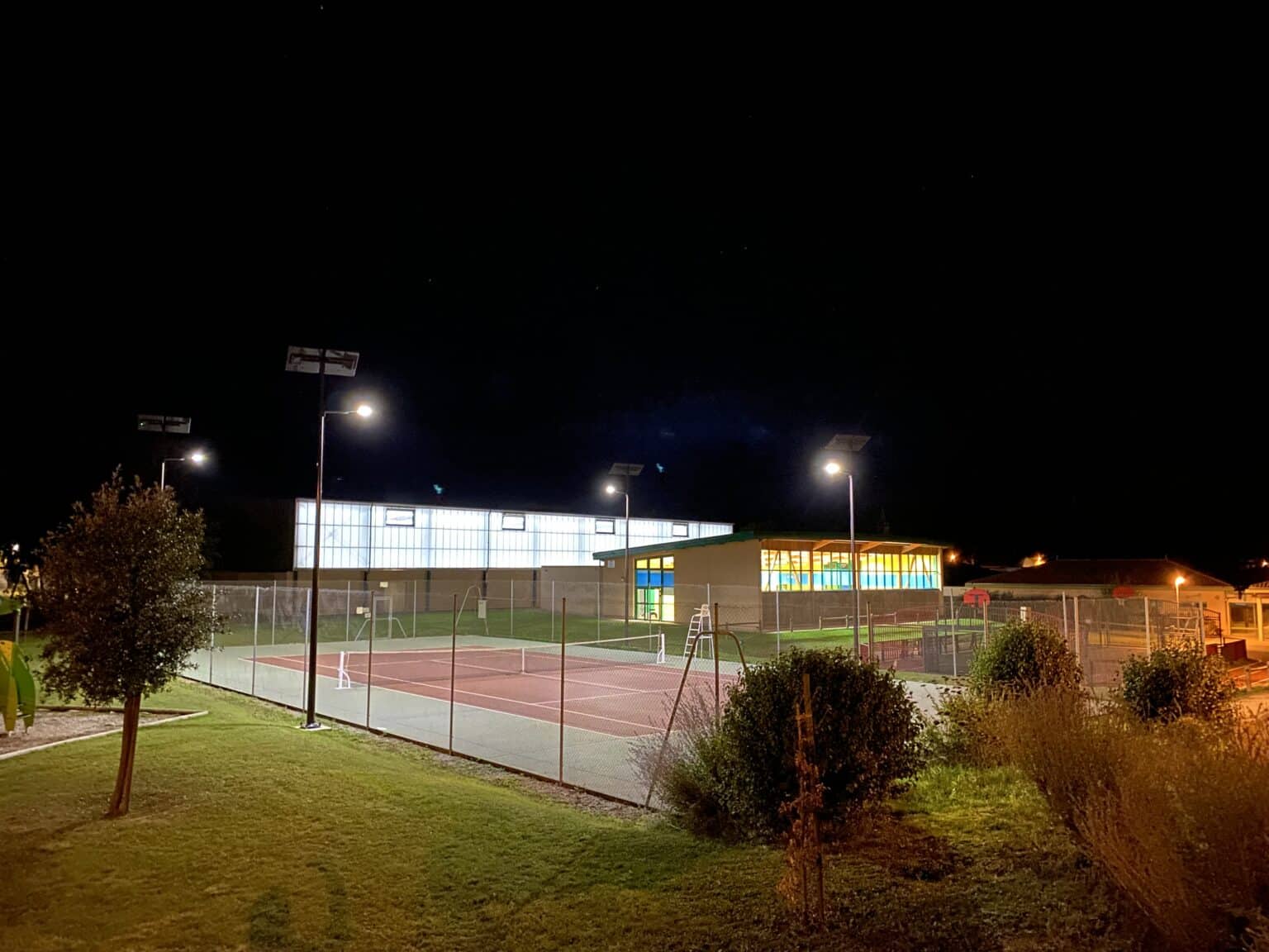 Eclairage solaire d'un terrain de tennis en France