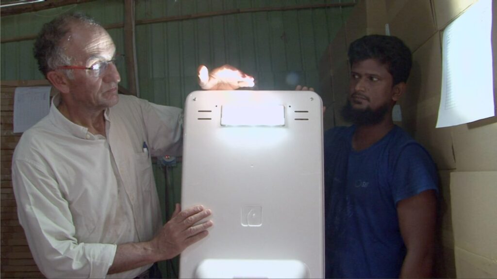 Des solutions d'éclairage solaire autonomes et connectées pour les Rohingyas