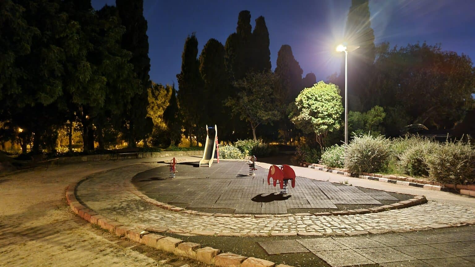Eclairage solaire d'un parc pour enfant à Valence