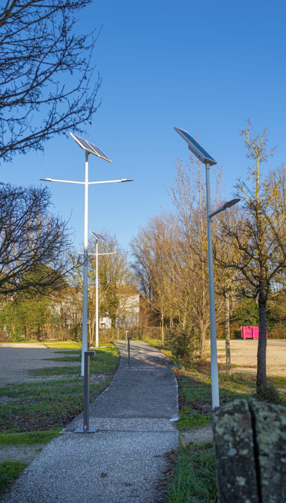 Lampadaires solaires urbains dans une école à Bordeaux