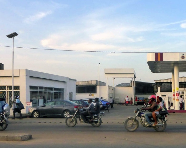 Eclairage public solaire de sécurité d'une station service à Bemenda, Cameroun
