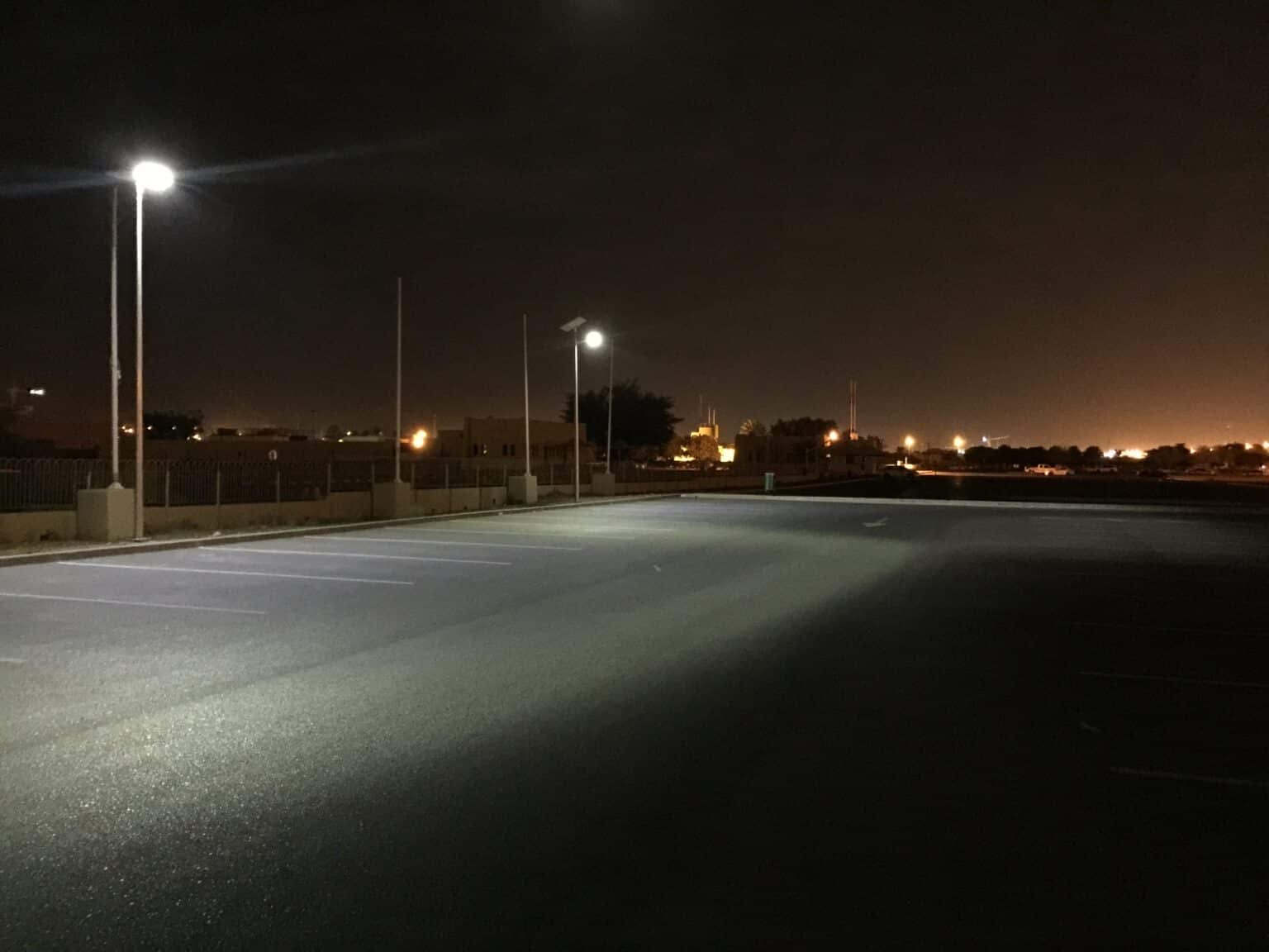 Eclairage public solaire d'un parking de nuit à Oman, Muscat