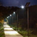Eclairage public solaire sur un petit chemin en zone rural à Tournefeuille, Toulouse