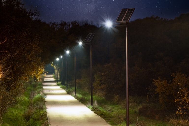 Eclairage public solaire sur un petit chemin en zone rural à Tournefeuille, Toulouse