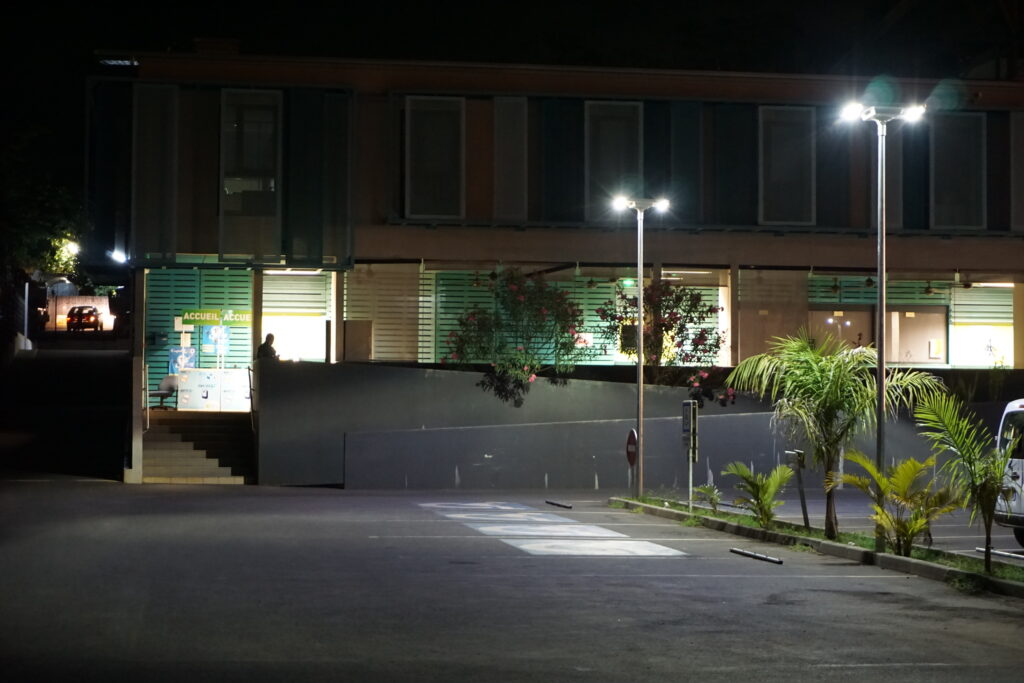 vue de nuit lampadaires solaires iSSL Maxi Area de Sunna design pour parking à Mayotte France