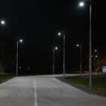 Eclairage public solaire de nuit d'une route en Argentine