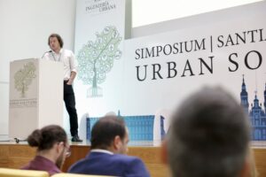 Alan Marolleau, notre Responsable commercial pour le Sud de l'Europe, sur scène lors du Simposium Urban Solutions, présentant sa conférence.