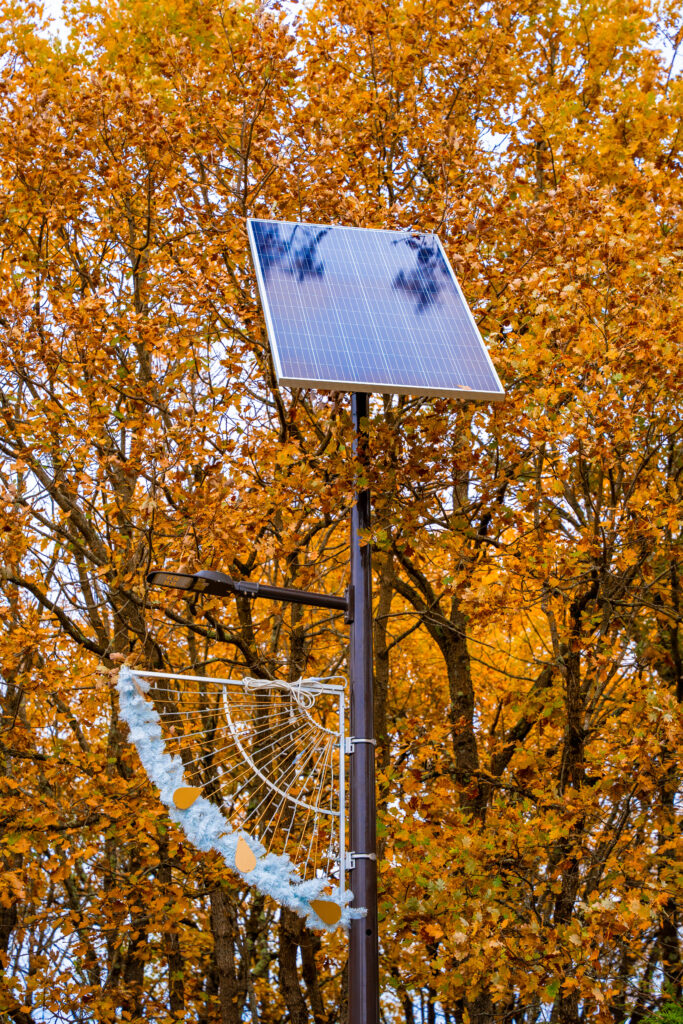 Lampadaire solaire autonome EverGen avec guirlande lumineuse