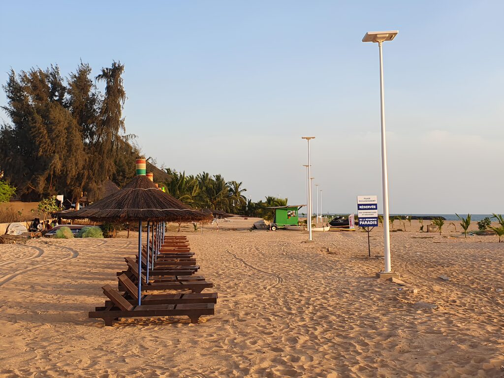 Lampadaire solaire Sunna Design plage de Saly