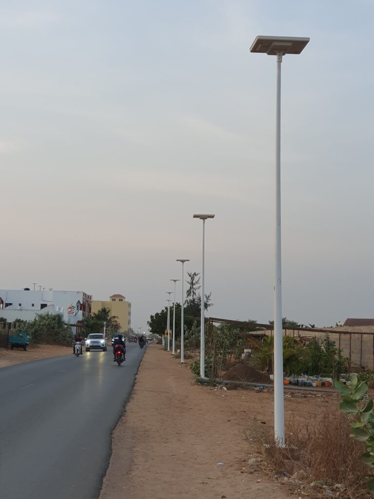 Route urbaine le matin avec des lampadaires solaires iSSL Maxi Road Sunna Design