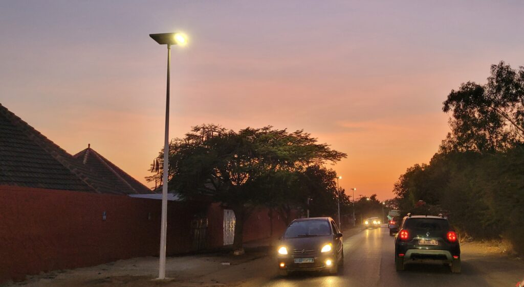 Route urbaine éclairé par des lampadaires solaires iSSL Maxi Road Sunna Design