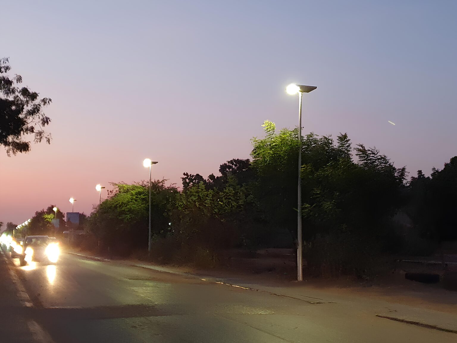 Route urbaine éclairé par des lampadaires solaires iSSL Maxi Road Sunna Design