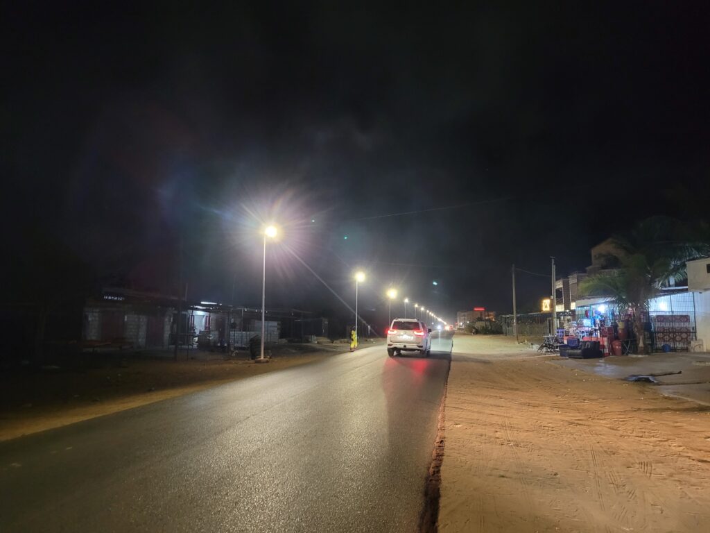 Route urbaine en pleine nuit éclairé par des lampadaires solaires iSSL Maxi Road Sunna Design