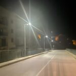 Lampadaire solaire iSSL de Sunna Design éclairant un pont à Centuripe en italie de nuit