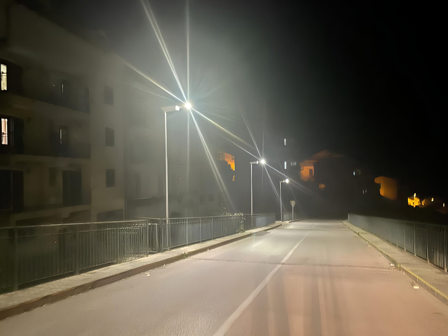 Lampadaire solaire iSSL de Sunna Design éclairant un pont à Centuripe en italie de nuit