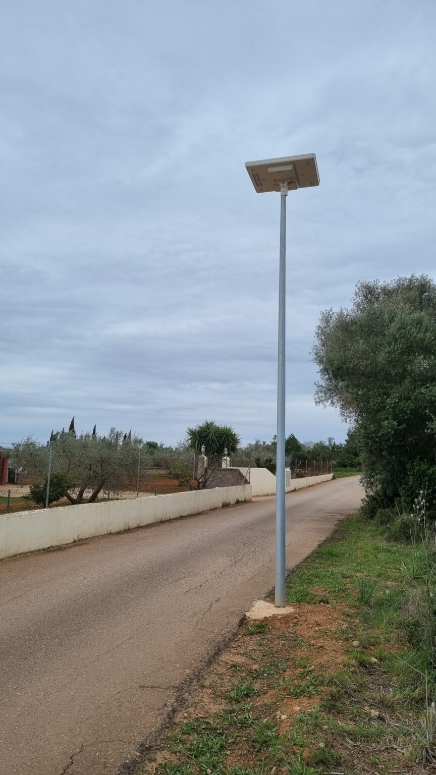 Autre vue lampadaire solaire iSSL Maxi Road Sunna Design à Camí de s'Hostalet, Majorque, Espagne