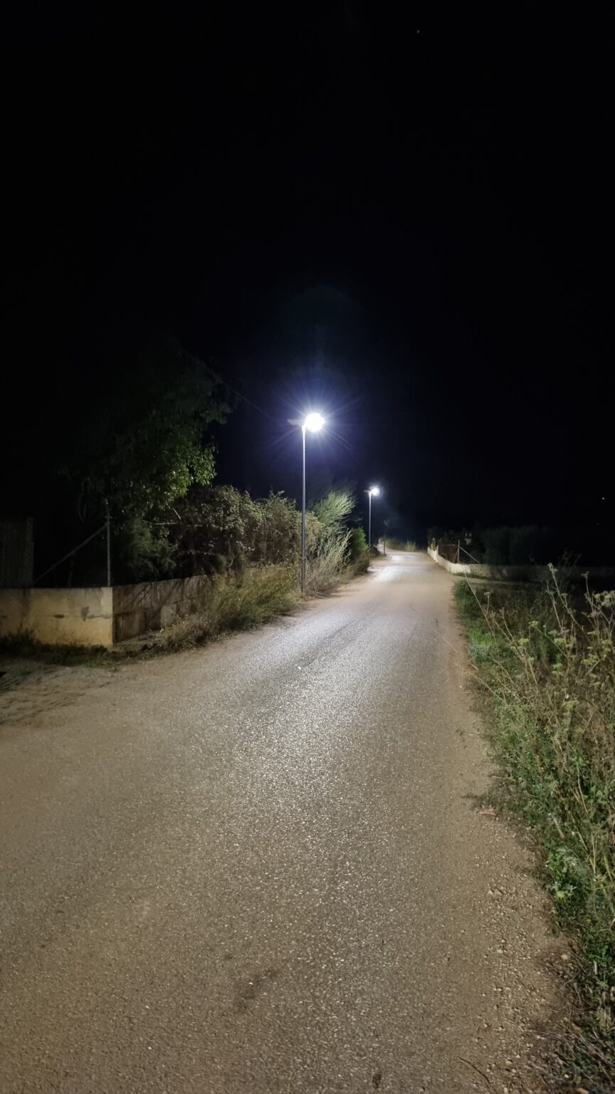 Lampadaire solaire iSSL Maxi Road Sunna Design de nuit à Camí de s'Hostalet, Majorque, Espagne