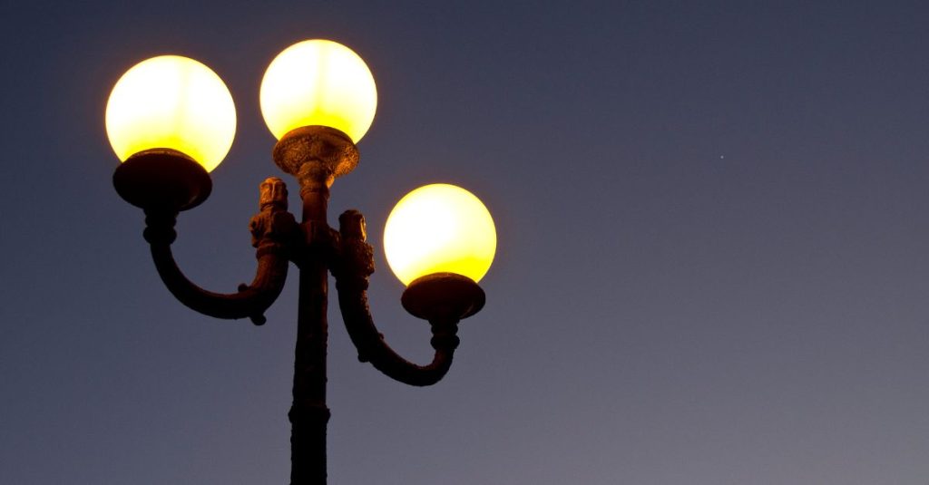 Interdiction des luminaires boule en 2025 : passez au solaire - Sunna ...